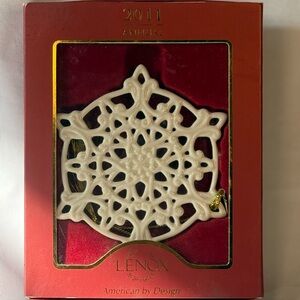Lenox 2011 Annual Snowflake Ornament - Cream